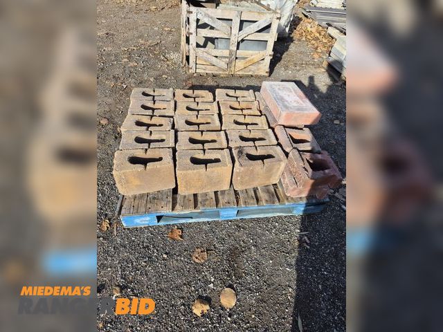 Lot 30-1284 - Miscellaneous Retaining Wall Blocks