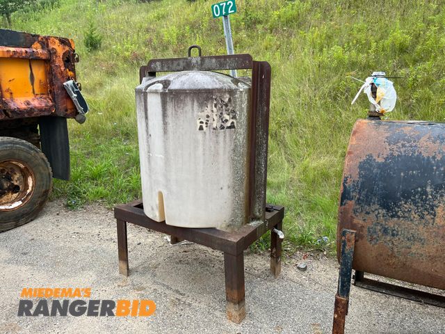 Lot 30-3596 - Liquid Storage Tank on stand •	Municipality owned, regularly serviced, and well maintained.
•	Seller will load