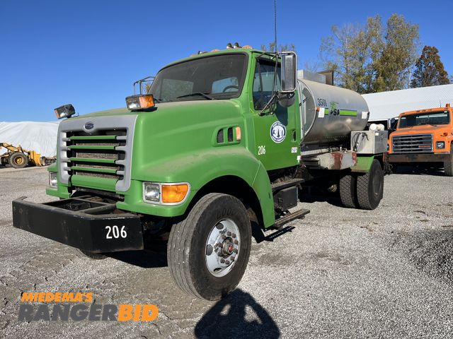 Lot 30-2004 - 2004 Sterling L8500 Tar Distributor