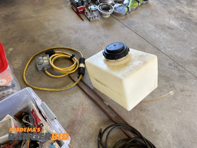 Lot 30-3539 - Tank, Grounding Poles, Power cord.