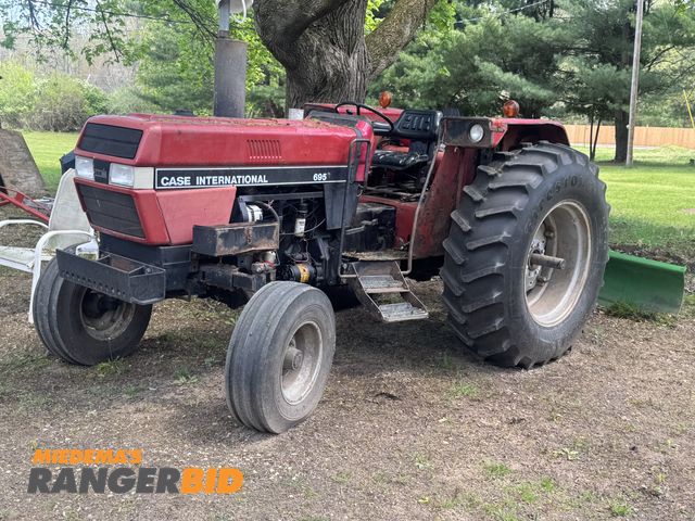 Lot 30-11211 - Case international 695 Tractor Very nice tractor, excellent running condition, no leaks