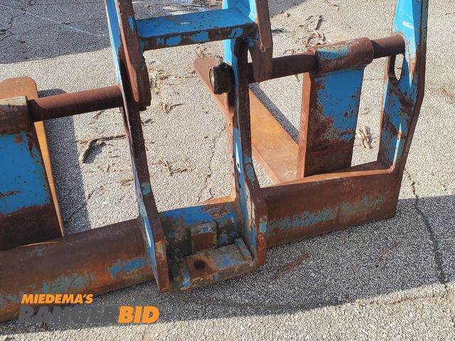 Lot 30-10334 - Gradall Forks 8" x 5' long