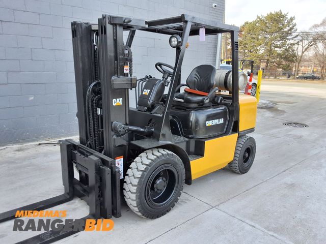 Lot 30-209 - 2002 Caterpillar  6,000lbs Capacity Pneumatic Forklift  - See Video for Operation