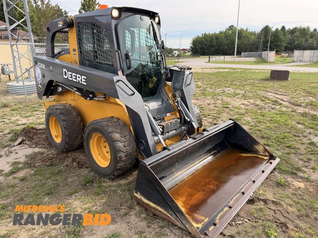 Lot 30-3563 - 2015 John Deere 326E with 1,162 hours Skid Steer