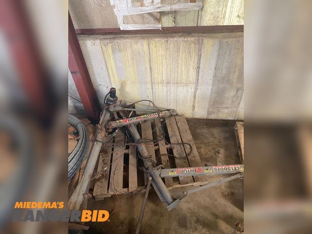 Lot 30-1002 - 2 Venturo CE1500FB 2 Venturo CE1500FB hoists/cranes.  One has a winch attached, working condition unknown.

 ...