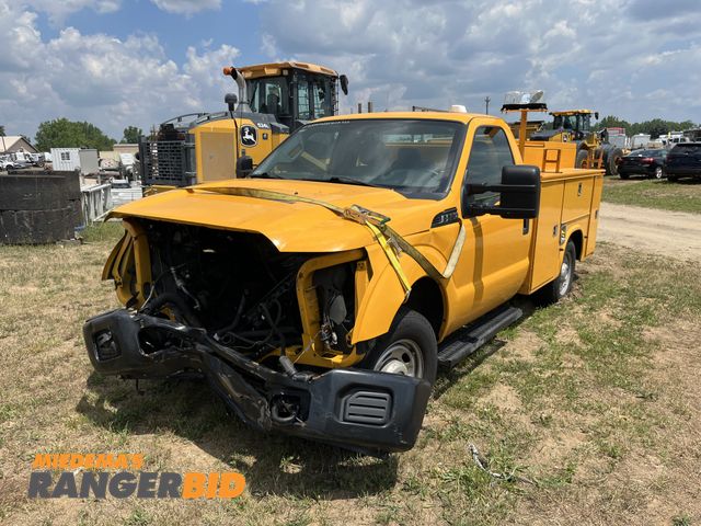 Lot 30-10497 - 2014 Ford F-250 SD Regular Cab Long Box Service Body Pickup Truck RWD