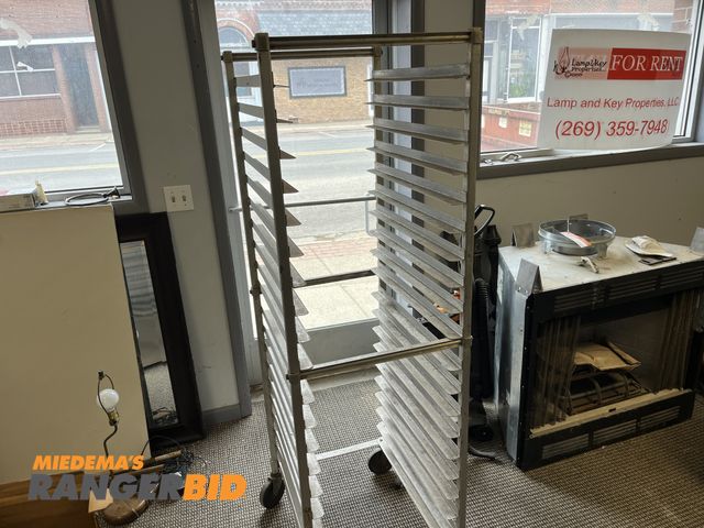 Lot 30-4574 - Baker's Rack Stainless Steel