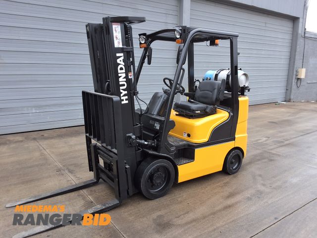 Lot 30-204 - 2017 Hyundai 5,000lbs Capacity Forklift - See Video for Operation