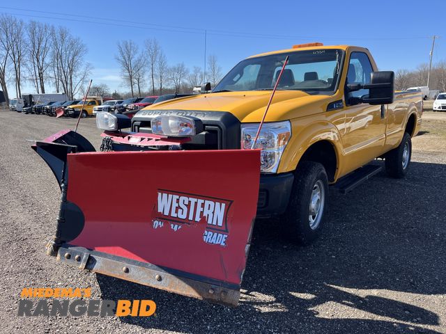 Lot 30-4317 - 2014 Ford F-250 Regular Cab Plow Truck 4x4