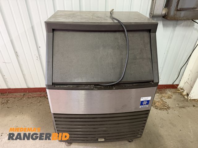 Lot 30-11537 - 1 MANITOWOC QY0214A Stainless Steel Plastic Ice Maker MANITOWOC ICE MAKER, FUNCTIONS ON AND OFF. SAI...