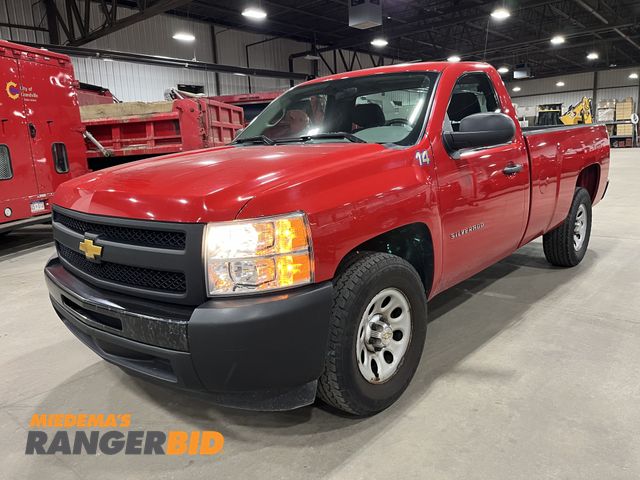 Lot 30-1923 - 2013 Chevrolet Silverado 1500 with 68,565 miles Regular Cab Pickup Truck RWD