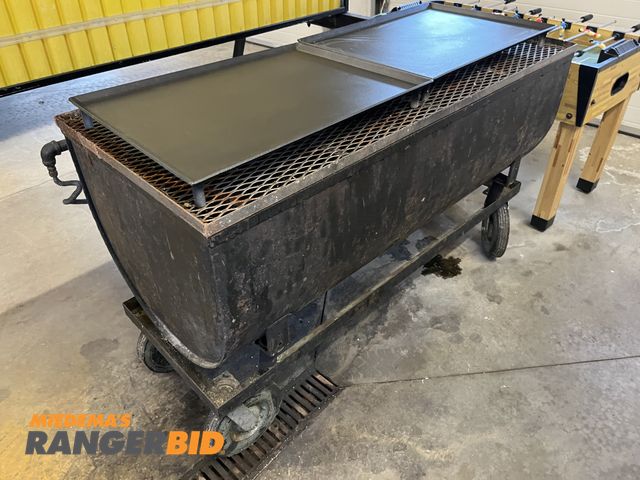 Lot 30-4630 - Gas 5' Gas Grill with 2 griddles . grill on casters
