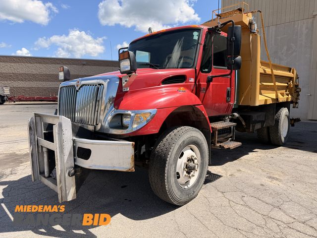 Lot 30-3547 - 2003 International 7400 4x2 Dump Truck