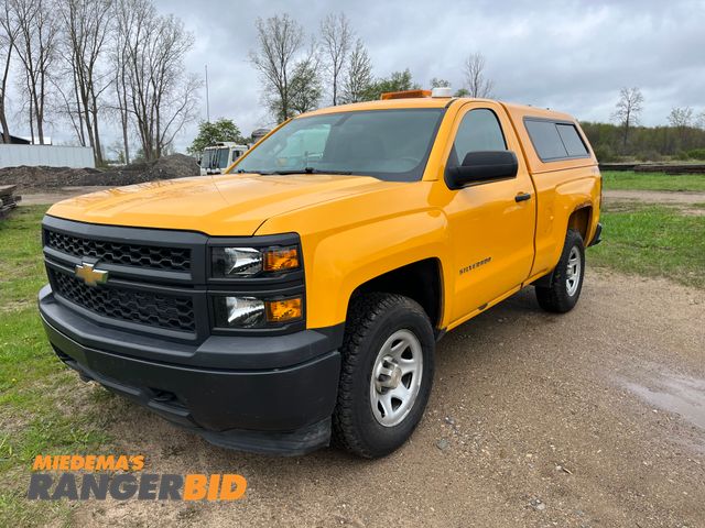 Lot 30-2101 - 2015 Chevrolet Silverado 1500 with a 5.3L V8 engine. with 82,834 miles Regular Cab Pickup Truck 4x4