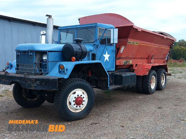Lot 30-10659 - 1972 AM GENERAL 6x6 with Hydraulic Brakes Spreader Truck
