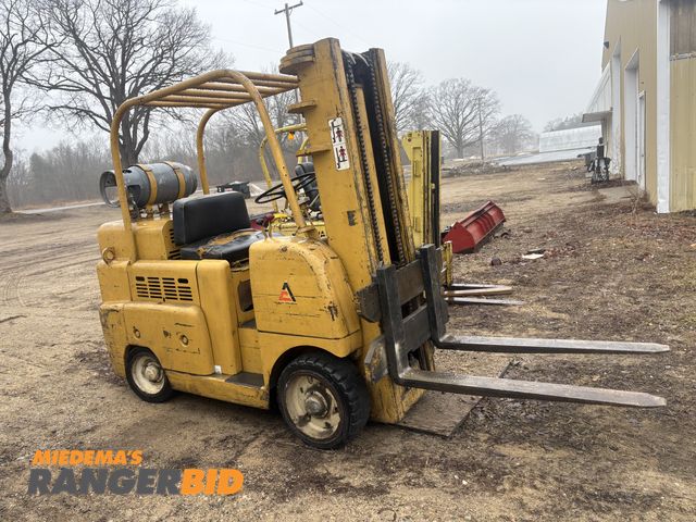 Lot 30-11029 - Allis Chalmers Forklift 8,000 lb lift capacity 181" lift height.

good running and working fork lift...