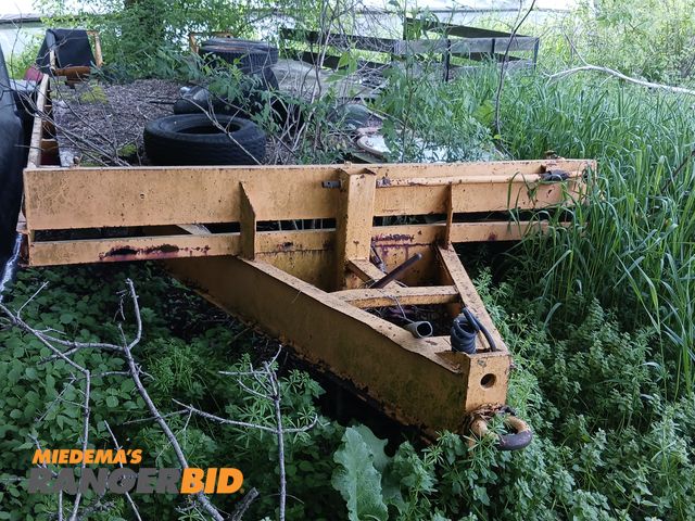 Lot 30-10538 - 1981 Unknown Tri-axle trailer Equipment Trailer Unknown year or make. Trailer has sat for 5+ years a...