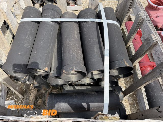 Lot 30-5798 - Lot of approx. (23) 6" diameter x 26" deep threaded cast iron pipes with 7.5" diameter flare on one ...