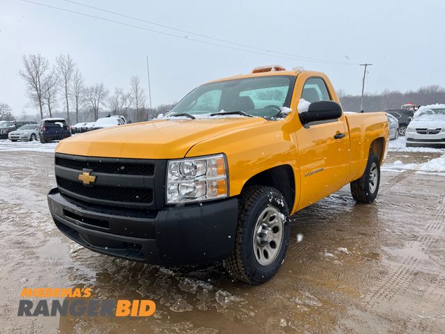 Lot 30-2606 - 2013 Chevrolet Silverado 1500 with a 4.3L V6 OHV 12V engine. with 33,265 miles Regular Cab Pickup Truck RWD