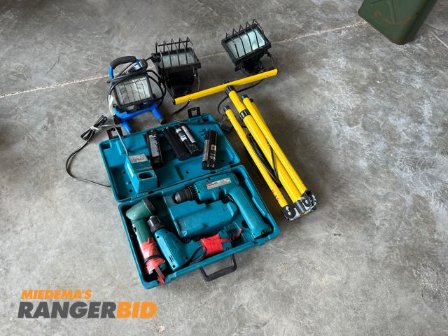 Lot 30-3602 - Lot includes lights and Makita drill set.
