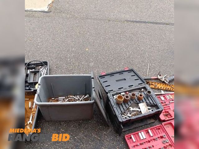 Lot 30-10124 - 1 unit tool box of hand mechanics tools