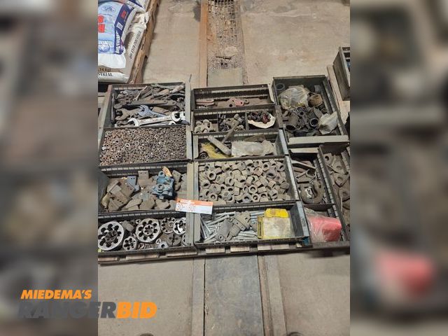 Lot 30-4801 - Pallet of miscellaneous dies/tools/nuts/clamps