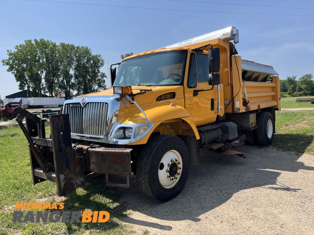 Lot 30-1154 - 2007 International 7400 SFA 4X2 with a 7.6L L6 DIESEL engine. Dump Truck