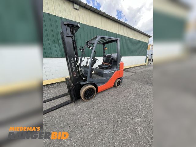 Lot 30-463 - 2016 Toyota  8FGCU30 Forklift Toyota forklift 3 stage with side shift 
6000 LBS capacity run and dri...