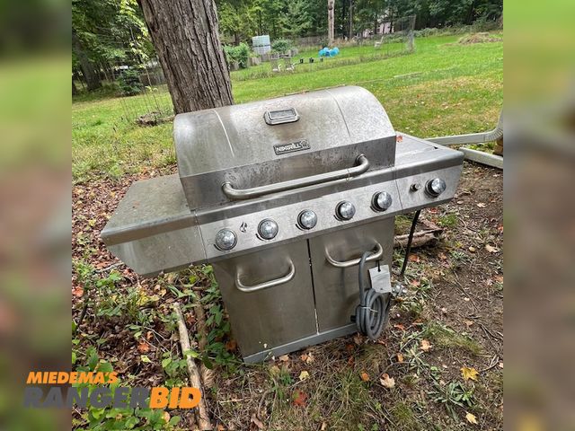 Lot 30-9812 - Gas Nexgrill 6-Burner Stainless Steel BBQ Grill Outdoor BBQ Grill