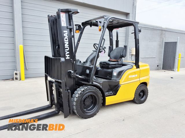 Lot 30-216 - 2016 Hyundai 6,000lbs Capacity Diesel Pneumatic Forklift - See Video for Operation