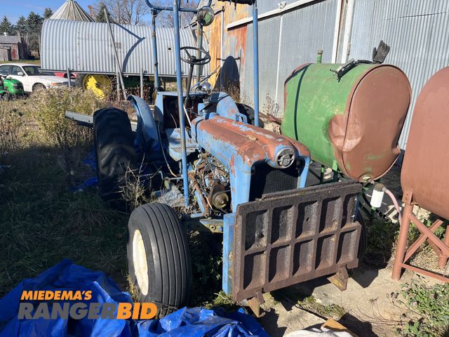 Lot 30-2041 - Ford 600 Forklift