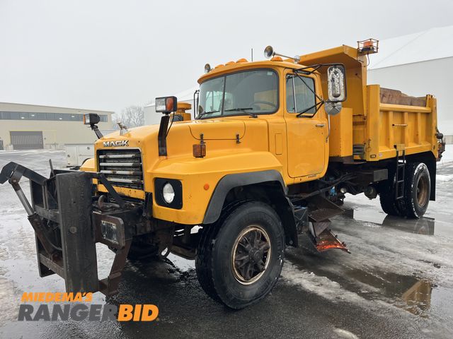 Lot 30-4899 - 1999 Mack RD690P 4x2 Dump Truck
