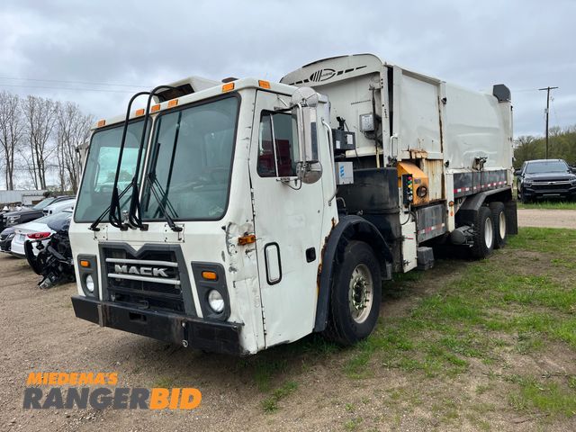 Lot 30-2108 - 2014 Mack LEU600 with a 10.8L L6 DIESEL engine. LABRIE 32yd refuse body Garbage Truck
