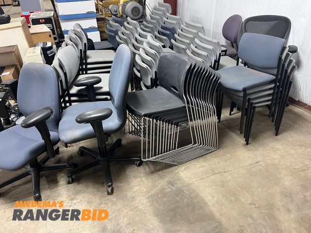 Lot 30-549 - Large quantity of stackable chairs as well as 4 swivel chairs