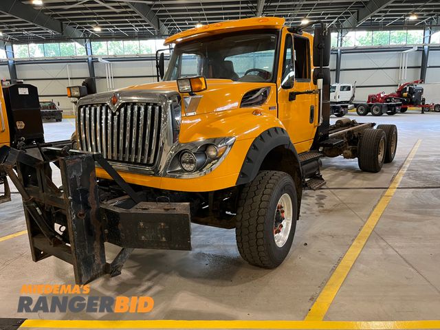 Lot 30-3313 - 2013 International WorkStar 7600 SBA 6X4  with a 13.0L L6 DIESEL engine. Dump Truck