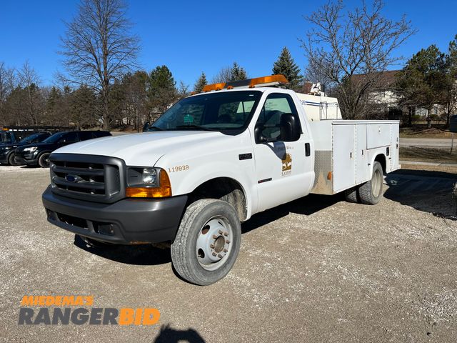 Lot 30-492 - 1999 Ford F-450 SD with a 7.3L V8 OHV 16V TURBO DIESEL engine. Service Body with 40,954 miles Regula...