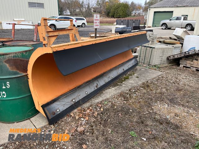 Lot 30-3099 - Wausau . Everest R3611M W / Husting 2010 Heavy Duty 11' wide Snow Plow Never Used In working condition. Weight is 1750lb. Seller will load. Never used.
