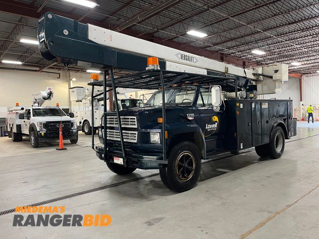 Lot 30-3946 - 1992 Ford F700F with a 6.6L L6 TURBO DIESEL engine. Boom Truck / Bucket Truck / Aerial Bucket Truck