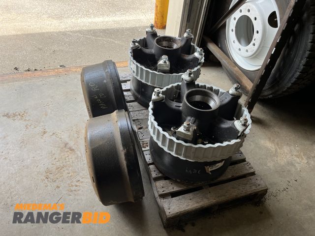 Lot 30-1051 - (4) Webb Wheel Hub Assemblies Part Number: 5580Z--AT
Hub Number: 5580
Description: Wheel 5 Spoke 20
...