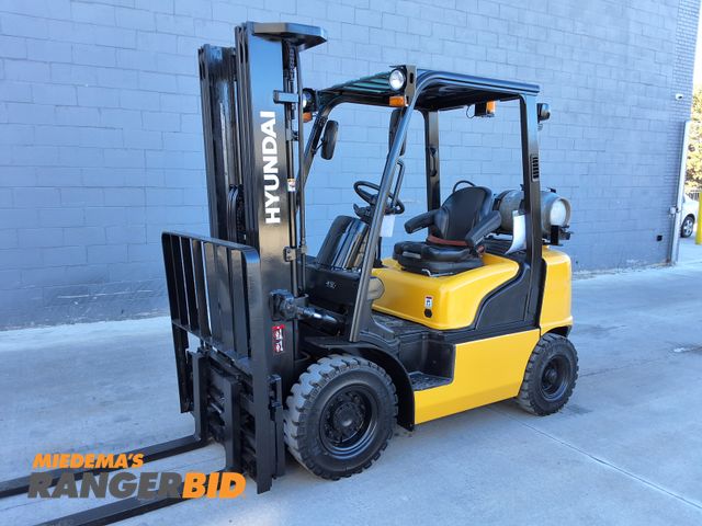 Lot 30-213 - 2014 Hyundai 5,000lbs Capacity Pneumatic Forklift - See Video for Operation, With Forkposition!