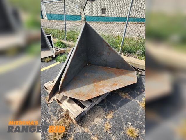 Lot 30-1101 - Pneumatic Gaylord tipper, used