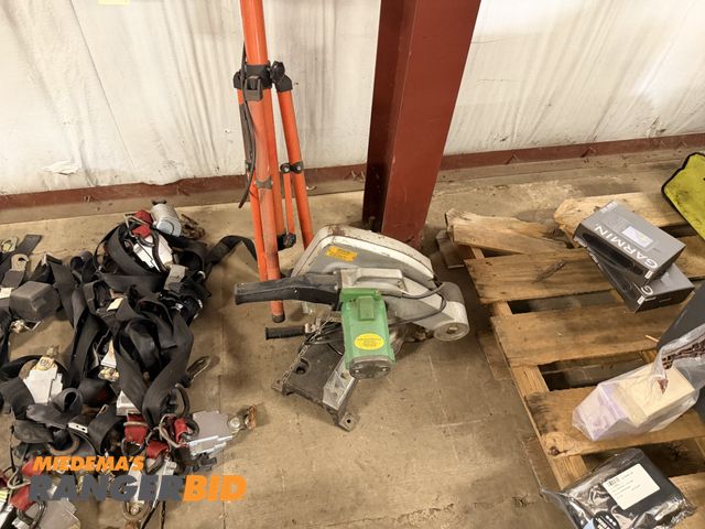 Lot 30-3314 - Halogen lights, Miter Saw, Beam Aligner