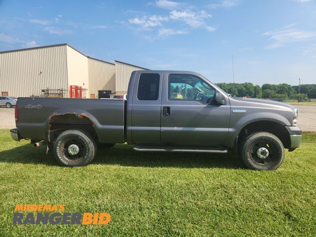 Lot 30-1260 - 2005 Ford F-250 Lariat SuperDuty 4x4 Extended Cab Pickup Truck 4x4 Runs and Drives