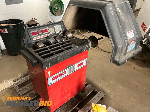 Lot 30-4044 - 1 Coats 850 Wheel Balancer In working condition. Municipality owned. Seller will load.