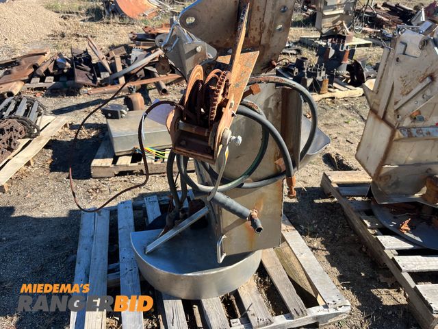 Lot 30-2500 - (1) Stainless Steel Salt Spreader seller will load