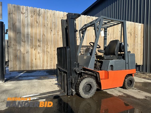 Lot 30-10904 - Nissan APJ02-25PV Forklift Runs and operates. Pneumatic tires, better for gravel or uneven ground. F...