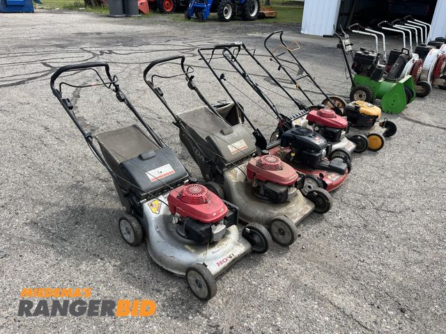 Lot 30-999 - Lot of (5) push mowers Honda, Toro, Poulan Push Mower
