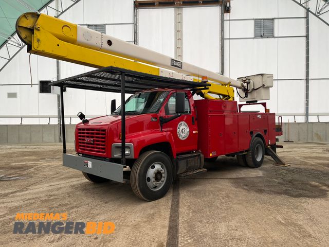 Lot 30-413 - 2004 GMC C7C042 with a 8.1L V8 OHV 16V engine. 52ft Boom Truck / Bucket Truck / Aerial Bucket Truck