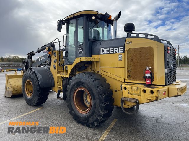 Lot 30-10766 - 2010 Deere 624K Loader 3rd valve, quick coupler, bucket, foam filled tires, local corporately owned ...