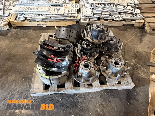 Lot 30-3872 - Pallet of Hubs and Brakes